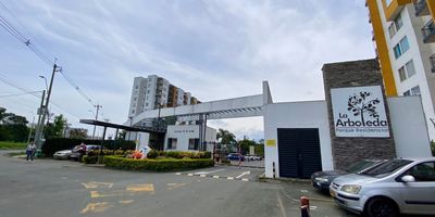 Jamundi. Venta de apartamento en la Unidad Residencial Arboleda. Segundo piso con vista externa. Dos ascensores por torre. Completamente terminado. Ubicado sobre avenida Sachamate, cerca a la Avenida cañasgordas, centro  comercial Alfaguara y supermercados. Consta de cocina semi integral abierta, zona de oficios independiente, sala comedor con balcón, baño social; tres habitaciones con closet, principal con baño y balcón. Unidad Residencial con vigilancia permanente. Amplias zonas verdes, piscina para adultos y niños, sauna, zona de juegos y gimnasio.