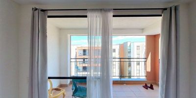 Este apartamento en venta de 76?m², ubicado en el quinto piso (Torre A Apto 501) con acceso por escaleras, es una excelente oportunidad para quienes buscan comodidad y calidez en su nuevo hogar. Ofrece una distribución funcional con tres habitaciones, dos baños, sala comedor, balcón ideal para disfrutar del aire fresco, cocina integral y zona de lavandería, todo con piso cerámico que facilita el mantenimiento diario. El conjunto residencial brinda espacios pensados para toda la familia, con zonas verdes, área infantil, salón social, piscina y vigilancia privada las 24 horas. Su ubicación es privilegiada, cerca al centro comercial Bochalema Plaza, almacenes D1 y Ara, el colegio Franciscano Pio XII, la Universidad Autónoma de Occidente y estaciones del MIO, con fáciles vías de acceso por la calle 25 y la carrera 121A. 9536277
