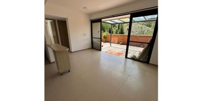 Apartamento en arriendo en Rionegro en sector el porvenir.   Cuenta con 90m2 construidos, 3 habitaciones con clóset, 2 baños completos, sala comedor, cocina semi integral, zona de ropas,terraza amplia panoramica, parqueadero cubierto y cuarto util.  Unidad cerrada con todas las zonas comunes y humedas, con fácil acceso para el  centro de Rionegro o Medellín, fácil acceso a transporte público, cerca a tiendas, supermercados, colegios, entre otros.
