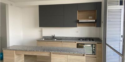 Apartamento en arriendo en Rionegro en sector los colegios.
Cuenta con72 m2 construidos, piso 15, 2 habitaciones con clóset, 2 baños completos, sala comedor, cocina semi integral, zona de ropas, balcón con vista panorámica, parqueadero cubierto y cuarto útil.  Unidad cerrada con todas las zonas comunes y húmedas, con fácil acceso para el  centro de Rionegro o Medellín, fácil acceso a transporte público, cerca a tiendas, supermercados, colegios, entre otros.