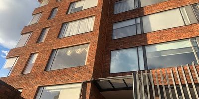 Apartamento iluminado y amplio, arriba de la séptima a la altura de la 127C, con vista hacia la ciudad y sol de la tarde, cuenta con un amplio salón comedor, cocina con espacio de lavandería, baño social completo, alcoba principal con baño adentro, segunda alcoba también con baño adentro y con acceso a zona de estudio. Tiene un garaje independiente y depósito. Edificio con vigilancia permanente, parqueo para visitantes, ascensor y salón comunal, en segundo piso elevado sobre la portería, es un apartamento tranquilo y seguro.  