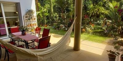 VENDO ,EN EXCLUSIVO sector de pance casa en unidad el corazón de la ciudad, se encuentra esta majestuosa casa de 4 habitaciones y 6 baños, con 247 metros cuadrados de elegancia y comodidad. Sus amplios espacios y finos acabados la convierten en un verdadero hogar de ensueño. Cada rincón ha sido cuidadosamente diseñado para brindar confort y estilo. Además, cuenta con 4 parqueaderos para mayor comodidad. Vive la experiencia de lujo y exclusividad en este inmueble único. Para más información, contacta a Indira Oyola al número 3104005590.