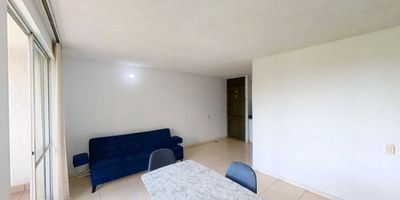 Apartamento en venta de 64m2, con vista exterior, ubicado en un 2do piso (Torre E Apto 202), acceso por escaleras. Consta de 2 habitaciones, 2 baños, sala comedor, cocina integral, balcón, zona de estudio y zona de lavandería. Tiene piso cerámico en todas sus zonas. El conjunto cuenta con piscina, salón social, zona infantil, zonas verdes y vigilancia privada las 24 horas. Cerca a centro comerciales como Bochalema Plaza y Jardín Plaza; cerca a almacenes de cadena como D1, Ara y Éxito; cerca a colegio Alemán; cerca a universidades como Autónoma de Occidente; cerca a la estación del MIO de Universidades; Vías de acceso por la Calle 46 y Carrera 109. 9536545
