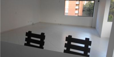 Salòn comedor, pisos en marmol, Star, cocina integral abierta con zona de ropas y baño, 03 habitaciones con closet, 02 baños cabinados mas el del servicio, ventanal, red de gas, calentador, 02 parqueaderos, cuarto ùtil.

Porteria 24 horas, parqueadero visitantes, piscina, zonas verdes, juegos infantiles.

Unidad cerca al parque lleras, clinica Medellin, buenas vias de acceso,  buen transporte publico.

Intermobiliaria Poblado S.A.S
