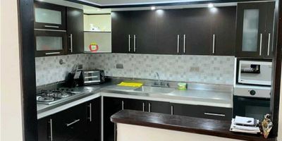 Casa para la renta en la estrella, cuenta con: 140m², 3 alcobas amplias mas 1 de servicio, 2 baños completos y el social, 2 balcones, salón comedor, sala star, estudio, 1 patio grande, 2 parqueaderos uno cubierto y otro destapado, transporte público cercano, piscina,  cancha de micro fútbol, parque infantil, salón social, gimnasio, cerca al éxito mall 77, cerca al mall guayabal la estrella, cerca a restaurantes, a 10 minutos del metro la estrella, un lugar muy tranquilo y agradable.