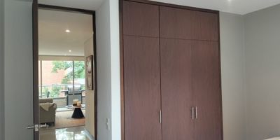 Apartamento en arriendo en unidad cerrada cerca a Clínicas, hoteles, restaurantes, Fácil acceso desde la Avenida principal, ruta de transporte público y servicios complementarios. Piso en cerámica, sala comedor, estudio, 3 alcobas con closet y baño en la principal, baño en cada alcoba, baño social, cocina integral cerrada, alcoba y baño de servicio, zona de ropas, balcón, útil y parqueaderos paralelos cubiertos . Conjunto cerrado con ascensores, piscina, gimnasio, salón social, sauna, turco, parques infantiles, placa polideportiva, zonas verdes, vigilancia y portería 24 horas y circuito cerrado de TV.inmuebles sujetos a verificacion de disponibilidad