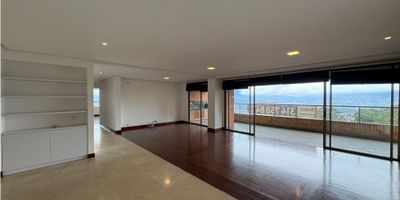 ARRIENDO APARTAMENTO, POBLADO CALERA

CUENTA CON 3 HABITACIONES, C/U CON BAÑO, MAS ESTUDIO, MAS HABITACION DE SERVICIO, SALA, COMEDOR, COCINA INTEGRAL, 2 BALCONES, 2 PARQUEADEROS, 1 CUARTO UTIL, UNIDAD COMPLETA DE ZONAS COMUNES, PORTERIA 24H

INMOBILIARIA J URIBE
