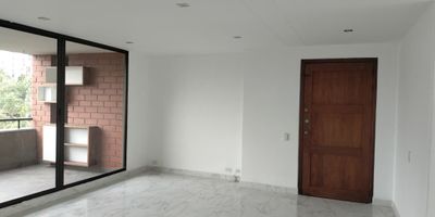 Apartamento en arriendo en unidad cerrada ubicada en un sector con fácil acceso a vías principales, rutas de transporte público, cerca a centros comerciales, almacenes, parques, restaurantes y servicios complementarios del sector. Piso en porcelanato y madera, sala comedor, estar de TV, 3 alcobas con vestier y baño en la principal, baño social, para un total de 3 baños, cocina integral cerrada tipo americano, alcoba y baño de servicio, zona de ropas, balcón, útil y parqueaderos paralelos cubiertos  Conjunto cerrado con ascensor, piscina, salón social, sauna, turco, parques infantiles, placa polideportiva, cachan de tenis, vigilancia y portería 24 horas y circuito cerrado de TV.inmuebles sujetos a verificacion de disponibilidad