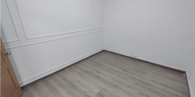 OFICINA UBICADA EN EL SECTOR DE LAURELES, CERCA A EL PRIMER PARQUE

1 Salon amplio, sala de espere compartidad, area de comedor, baños compartidos, recepción

cerca a parque, cerca a restaurantes, cerca a rutas de transporte, cerca a supermercados, cerca a la UPB, comodas vias de acceso
