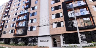 Ubicado en el tradicional sector de Santa Bárbara Oriental, a pocos pasos de la Carrera Séptima y del área de influencia del Centro Comercial Santa Bárbara, la Fundación Santa Fe y la Plaza de Usaquén, se encuentra el moderno edificio Áttico 123. En el piso 7, con vista interior, ofrecemos este acogedor apartaestudio que combina diseño, funcionalidad y confort. En un solo ambiente se integran de manera armónica los espacios, destacando la zona social con cocina en L, equipada con mesón en piedra sinterizada, estufa de inducción, nevera y un área de lavandería independiente. Este espacio se complementa con un agradable balcón que brinda una linda vista y excelente iluminación. La zona de habitación se encuentra separada por un mueble de clóset de diseño versátil, que incorpora un herraje escualizable para televisor. El baño principal destaca por su iluminación natural y acabados de alto estándar, ofreciendo un ambiente moderno y elegante. El apartaestudio cuenta con dos garajes cubiertos con sistema de duplicador. El edificio ofrece magníficas zonas comunes, entre ellas: amplio lobby, dos ascensores, zona de coworking, sala de juntas, gimnasio dotado, salón de reuniones, zona de lavandería y dos terrazas con vista panorámica del sector.
Encuentra aquí tu nuevo hogar.