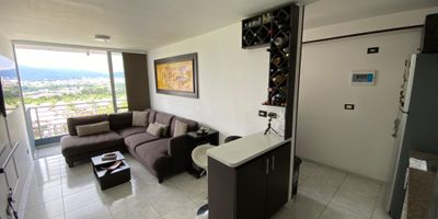 Vive con una hermosa vista panoramica hacia Pereira desde este apartamento ubicado en el octavo piso, un espacio donde la comodidad y el estilo se unen para brindarte una experiencia unica de vida.

Detalles del inmueble

Area 46.27 metros cuadrados
3 habitaciones (una con closet y otra con closet de estudio)
2 baños (uno con ducha)
Mirador con vista privilegiada
Piscina, jacuzzi, sauna y turco
Zonas verdes y parque infantil
Salon social para reuniones
Parqueadero privado numero 807 y parqueadero para visitantes

Estrato 4
Administracion 253.000
Libre de hipoteca o leasing
Valor de venta 280.000.000

Ubicacion Villa Verde, Pereira
