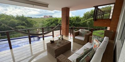 Ubicada en un exclusivo condominio que ofrece tranquilidad, seguridad 24 horas y un entorno natural privilegiado. Esta propiedad combina elegancia, confort y privacidad, ideal para quienes buscan un estilo de vida campestre con todas las comodidades modernas.

Características del inmueble:

• Área total del lote: 1.850 m²
• Área construida: 330 m²
• Cocina integral semiabierta
• Patio de ropas amplio y bodega
• Estar de televisión y estudio
• Sala y comedor independientes
• Habitación de servicio con baño privado
• 4 alcobas, todas con baño privado (la principal con vestier)
• Espacio adicional ideal para gimnasio o cuarto de conductores

Zonas exteriores y adicionales:
• Piscina con horizonte perdido y jacuzzi
• Instalaciones para baño turco (falta equipo)
• Jardines amplios y zona verde rodeada de naturaleza

Características del condominio:
• Seguridad privada 24/7 con cerramiento perimetral, cámaras y sensores de movimiento
• Sistema de suplencia de energía para zonas comunes
