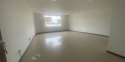 Oficina en arriendo ubicada en el Parque Industrial Ciudad Fase 1 de Rionegro, sobre la via a Guarne y a pocos minutos de la glorieta del Aeropuerto Jose Maria Cordova. Con un area de 45 m, esta oficina cuenta con un bano, cocineta y un espacio funcional ideal para empresas que buscan comodidad y proyeccion. Su excelente ubicacion dentro de una zona de gran desarrollo industrial garantiza facil acceso y visibilidad. Ademas, dispone de parqueadero para mayor conveniencia. El lugar perfecto para hacer crecer tu negocio en un entorno estrategico y moderno!