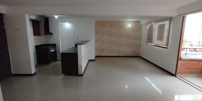Apartamento ubicado en un sector plano de Sabaneta, reconocido por su excelente accesibilidad y tranquilidad. Este inmueble se destaca por su hermosa vista, su diseno moderno y sus acabados de alta calidad. Hace parte de una de las unidades mas prestigiosas del sector, que ofrece todas las comodidades para disfrutar en familia: piscina, gimnasio, salon social, juegos infantiles y amplias zonas verdes. Su distribucion es funcional y equilibrada, aprovechando cada espacio para brindar confort, iluminacion natural y un ambiente acogedor. Una excelente opcion para vivir con estilo y calidad de vida en el sur del Valle de Aburra.
