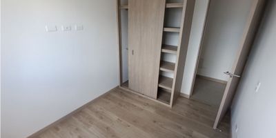 ARRIENDO APARTAMENTO PARA ESTRENAR EN CALASANZ PARTE ALTA, UNIDAD MUY COMPLETA, CONSTA DE 3 ALCOBAS, LA PRINCIPAL CON VESTIER Y BAÑO PRIVADO, ESPACIO PARA UN ESTUDIO, BAÑO SOCIAL, SALA- COMEDOR, ZONA DE ROPAS, COCINA INTEGRAL, BALCON AMPLIO CON UNA VISTA PANORAMICA DE LA CIUDAD.(PARQUEADERO PRIVADO CUBIERTO Y CUARTO UTIL MUY ESPACIOSO).

UNIDAD CON PORTERIA Y VIGILANCIA LAS 24 HORAS, PARQUEADEROS PARA VISITANTES, PISCINAS, PARQUE INFANTIL, GYMNASIO, ZONAS PARA MASCOTAS.

PASAN RUTAS DE TRASNPORTE, SECTOR MUY RESIDENCIAL Y TRANQUILO, CERCA AL MALL SANTANA.
