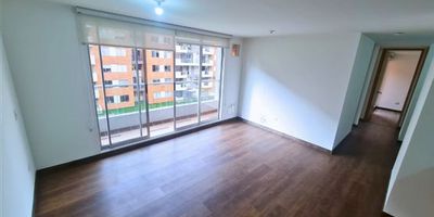 En Puerta Parque Residencial Puerta del Sol, Mosquera, vive con comodidad y estilo en este apartamento de 61 m² ubicado en el cuarto piso, con ascensor y agradable vista externa. La sala comedor amplia se integra a una cocina integral con barra tipo americana que invita a compartir, y el balcón suma aire y luz a tu día a día. Dispone de tres habitaciones, dos baños, uno privado en la habitación principal y una práctica zona de ropas. Incluye parqueadero propio. El conjunto eleva tu calidad de vida con piscina, zona BBQ, canchas múltiples, gimnasio, parque infantil y amplias zonas verdes. Un hogar funcional y bien ubicado, listo para que lo hagas tuyo. Agenda tu visita. Cod 951-0514