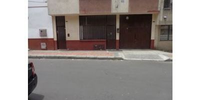 Bodega comercial de 174.66 M2 ubicado en Un sector de Actualización de Actividad Múltiple con construcciones de locales comerciales, oficinas, consultorios, centros comerciales, supermercados, centros educativos de primaria, bachillerato, y universitario, centros religiosos, parques recreativos, centros culturales donde las construcciones existentes, son adecuados al tipo de actividad y uso específico.  Cuenta con Avenidas principales como la Avenida Caracas, Avenida Calle veintiseis,  Calle veintidos,  Calle diecinueve.  El local en el momento se encuentra arrendado. No Permuta