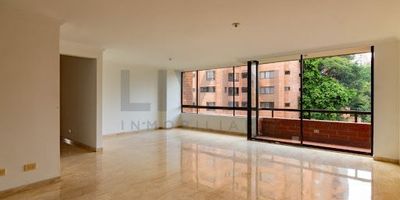 Apartamento en arquitectura clásica, cuenta con un área de 146 m2 distribuidos en 2 alcobas, la principal con vestier y baño privado, la auxiliar con closet y baño privado, sala-comedor iluminado, balcón, baño social completo, biblioteca, cocina integral cerrada, zona de ropas, cuarto y baño de servicio, parqueadero doble paralelo y cuarto útil. Sector exclusivo, perfecto para su comodidad y la de sus seres queridos, cuenta con cómodas vías de acceso, cerca al corazón financiero del poblado, cerca a la Clínica Medellín, a 5 minutos del Centro comercial San Fernando Plaza, cerca al parque la presidenta, al Centro Comercial Oviedo. 