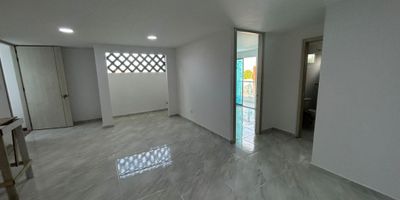 En el barrio san isidro, se encuentra este encantador apartamento de 3 habitaciones y 1 baño, con una distribución inteligente que optimiza cada uno de sus 65,4 metros cuadrados. Con una decoración moderna y elegante, este espacio se convierte en el escenario perfecto para crear nuevos recuerdos. Además, cuenta con 1 parqueadero para mayor comodidad. Experimenta la armonía y comodidad que este hogar tiene para ofrecer. ¡Bienvenido a tu nuevo refugio urbano!.