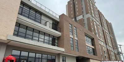 Espectacular apartamento en Fontibón, ubicado en vía de acceso secundaria Cll 17F, a una cuadra de la Av. Calle 17, cerca al aeropuerto internacional El Dorado y parada de alimentador para desplazarse al portal del dorado. En el sector puede encontrar la escuela de seguridad vial de la Policía Nacional, el Centro Deportivo el Dorado y el Parque Empresarial la Esperanza. El Apartamento cuenta con una gran distribución e iluminación natural, cocina abierta con barra americana, 2 habitaciones la principal con closet Incluyen blackout y persiana, baño con división de vidrio templado, puerta principal de alta seguridad y zona de lavandería independiente.  Cualquier información contactar al 3124276949 o al correo Fernando.morales@inmobiliariabogota.com. El equipo de inmobiliaria Bogotá está comprometido unen experiencia de vida excepcional para nuestros clientes desde el momento en nuestra comunidad.