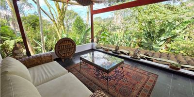 Esta Casa Campestre independiente amoblada, se encuentra en La Estrella, Antioquia, Municipio del Area Metropolitana de Medellín. Ideal para vivienda ó para inversion, Actualmente funciona como Eco Hotel bien posicionado, ideal para aquellos que desean alta rentabilidad. Area terreno de 865 M2 y area construida de 270 M2, ofrece un amplio espacio para disfrutar como vivienda familiar o para negocio como Hosteria, Eco Hotel o Airbnb.  Tiene 15 años de posicionamiento en plataformas de rentas cortas, con alta calificación.  Actualmente funciona como Eco Hotel bien posicionado. 

Cuenta con 6 amplias alcobas, principal con baño y closet, cocina integral, baño social, y alcobas auxiliares con baño, sala, comedor, terraza, 3 tinas, 2 balcones, 5 parqueaderos, jacuzzi rustico en piedra con cascada, terraza, fuentes de agua, jardin, zonas verdes, amplios corredores, sala exterior, bar, zona de ropas y tanque de agua.  En el nivel dos tiene 3 alcobas con baño y closet, una de ellas con terraza y terraza.

Igualmente tiene árboles frutales, jardin, zonas verdes, amplia área social, zona bbq,  sendero en piedra, huerta, 2 fuentes artificiales 

La ubicación es estratégica muy cerca de Medellín, de centros comerciales, supermercados, colegios, universidades, transporte publico y a la Estacion del Metro Estrella.

INCLUYE negocio de hospedaje.

Precio DE OPORTUNIDAD por debajo de avaluo comercial. Precio actual $895 millones.  avalúo por $1.200

Actualmente se renta por AIRBNB (funciona como hospedaje campestre y lugar para eventos saludables)

En conclusión, esta casa campestre ofrece una vida tranquila y rodeada de naturaleza, con todas las comodidades de la vida urbana. No pierdas esta gran ocasion de adquirir esta propiedad y lo mejor de todo a precio de oportunidad!

¡Contáctanos hoy mismo!
