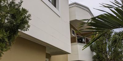 Amplia y elegante, esta propiedad ofrece 372 m de construccion, ideal para quienes buscan espacios comodos y bien distribuidos.

Cuenta con 6 habitaciones, 6 banos, 2 salas, comedor, recibidor, y cuarto con bano de servicio. Dispone ademas de garaje lineal para 2 vehiculos, 2 balcones y un encantador kiosco, perfecto para reuniones familiares o sociales.

La casa, ubicada en uno de los mejores sectores de la ciudad, se destaca por ser esquinera, amplia y luminosa, brindando privacidad y excelente ventilacion natural.

 Una propiedad ideal para familias grandes o quienes buscan invertir en un espacio exclusivo y funcional.