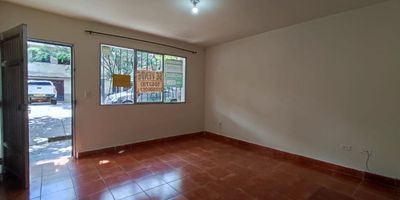 ?? Casa en Venta – Primer Piso en Belén Fátima ?? Área: 94 m² | 2 Habitaciones | 2 Baños¡Oportunidad única para vivir en una de las zonas más tradicionales y estratégicas de Medellín!Esta acogedora casa de primer piso cuenta con un excelente diseño funcional y espacios cómodos para el disfrute familiar:
??? 2 habitaciones (una con vestier y otra con clóset)?? 2 baños??? Sala y comedor independientes?? Garaje cubierto?? Zona de ropas amplia?? Cocina semi integral?? Hall de entrada?? Ubicada en el corazón de Belén Fátima, con acceso inmediato a:
Supermercados, iglesias y comercio localA solo pasos de la Avenida 30Muy cerca de estación de MetroplúsExcelentes rutas de transporte y conectividadUna excelente opción para quienes buscan comodidad, ubicación y facilidad de acceso. ?? ¡Contáctanos para agendar tu visita!