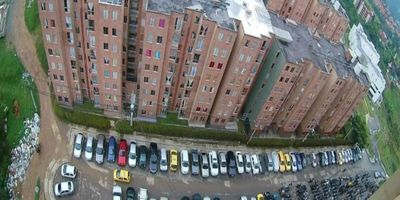 COD: 1027914
APARTAESTUDIO EN VENTA BARICHARA, SAN ANTONIO DE PRADO
$ 170.000.000
ÁREA: 42 MTS 
NIVEL: 17
De contado 
Es un apartaestudio en el Piso 17 (último piso) de 42mts y reformado con excelentes acabados:
- Cocina en U con barra americana.
- Iluminación LED.
- Piso en porcelanato.
- Aislante térmico entre el techo y el drywall.
- Puerta de seguridad.
- Ventanas con película protectora UV.
Tiene muy buena distribución: 1 alcoba, 1 estudio o 2da alcoba, 1 baño, Sala/Comedor, Zona de ropas y amplios ventanales.

Está ubicado en una zona residencial estrato 3, en una unidad cerrada construida hace 8 años que cuenta con 4 torres de apartamentos y cada torre con 2 ascensores, portería y vigilancia 24 horas, también un amplio parqueadero común, 2 Piscinas (adultos y niños), Cancha múltiple, Juegos Infantiles y Zona de mascotas.