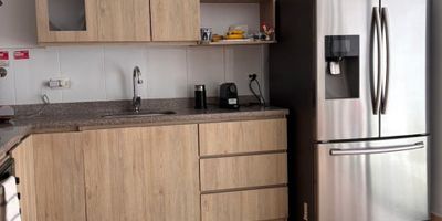 Arriendo Casa AMOBLADA  
Sector: La Ceja - Antioquia 
▪️Nombre de unidad: Jardines de la Pradera 2 - Cerca al viva la Ceja 
▪️Área: 160M construidos 
▪️2 niveles 
▪️Urbanización Abierta 
▪️Sala comedor 
▪️Cocina integral
▪️Zona de ropas 
▪️Habitaciones: 2
▪️Baños: 3
▪️Patio interno   
▪️Parqueaderos: 1
Precio: $3.600.000 x Mes
Depósito de seguridad $1.800.000
Tope servicios públicos $200.000
Tasa de aseo $90.000