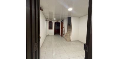 Casa en conjunto cerrado  con vigilancia 24 horas, de 61 mt2 de area construida, distribuida en tres niveles , cuenta con cuatro habitaciones, un baño y espacio pàra hacer un segun do baño, cocina cerrada. 
