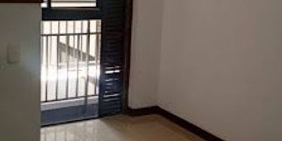 Apartamento de 55 mts aprox, 2 alcobas, 2 closets, salón comedor, 2 baños, balcón, cocina integral, red de gas, zona de ropas, pisos en Cerámica.
Cerca al parque de la floresta