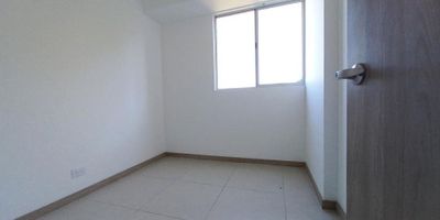 Código 1461078

VENDO APARTAMENTO EN MARINILLA
ÁREA: 56 mts2. NIVEL: 2.

Se vende Apartamento en Marinilla a sólo 1.22 minutos de Medellín (58 Km), por el Túnel de Oriente, La unidad está recién construída, en un sector muy campestre.
El apartamento es nuevo, para estrenar y tiene un área de 56Mts. Cuenta con:

- 2 Alcobas: La Alcoba Principal tiene clóset y baño, la alcoba auxiliar tiene también clóset.
- Baño Social.
- Balcón.
- Salón-Comedor.
- Cocina Integral.
- Zona de Ropas.
- Parqueadero.

El apartamento es un 2o. piso pero su altura es de un 5o. piso ya que está encima de los parqueaderos.

La Urbanización es cerrada tiene portería las 24/7, cuenta con 1 torre de 10 pisos, 2 Ascensores, Lobby de acceso, Cancha Múltiple, Juegos Infantiles, Zona de Mascotas, Zona de B.B.Q. Panorámica, Salón Social con terraza, Mirador con una vista Panorámica espectacular, Turco, Jacuzzi, Gimnasio, Parqueadero de Visitantes, Motos y Bicicletas.

¡¡¡CONTÁCTANOS!!!