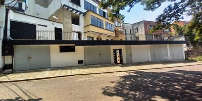 EXCELENTE EDIFICIO DE 4 PISOS  CON 5 LOCALES CADA UNO CON BAÑO , 3 APARTAESTUDIOS EN ESPACIO ABIERTO CON BAÑO Y COCINETA CADA UNO , TERRAZA EN LA PARTE DEL FRENTE DEL SEGUNDO PISO  E INGRESO A LA CASA QUE CONSTA DE SALA COMEDOR , ALCOBAS , ESAPACIOS  ABIERTOS, 3 BAÑOS , COCINA , PATIO EN LA PARTE DE ATRAS CON ARBOLES , PISCINA , LA PROPIEDAD CUENTA CON ENTRADA POR EL  FRENTA  Y POR LA PARTE DE ATRAS , EL EDIFICIO ATRAVIESA LA MANZANA TIENE 2 FRENTES , CON GRAN POTENCIAL  DESARROLLO  Y VALORIZACION , AREA DE LOTE 775 M2 , CONSTRUIDOS  APROXIMADAMENTE  1.000 M2  , VENTA   $ 2.900.000.000  , INFO CARLOS LOPEZ  3188810864 , 6024056884 , www.clinmobiliaria.com
