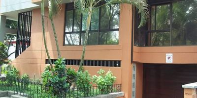 Ubicado en uno de los barrios más tradicionales y bonitos de la capital antioqueña, reconocido por su sistema vial de la 80 con San Juan. Se caracteriza por contar con una gran arborización y paisajismo, encontrándose entre los mejores sectores de la ciudad. Cerca a la placita de la América, la avenida 80, iglesia de la América, calle San Juan. Coelgios como el Salazar y Herrera, las Teresitas. Zona de constante crecimiento y mejor valorización en el mercado inmobiliario.