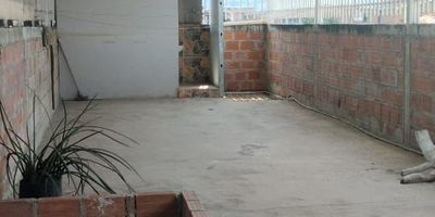 TERRAZA,PISO,1 CON,6 ALCOBAS,Y 3 BAÑOS,COMEDOR,Y COCINA,2 PISO,CON 3 APARTAESTUDIOS,CON BAÑO Y COCINA,Y LAVADERO,CADA UNO,Y UN BALCON,3 PISO,TERRAZA,CON BAÑO,LAVADERO,Y BALCON,NOTA,EL PRIMER,Y SEGUNDO PISO SON EN CERAMICA,Y LA TERRAZA EL PISO ES EN CEMENTO,CON CUBIERTA DE TECHO ETERNIT