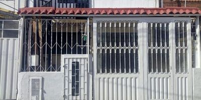 Se apartamento en el sector de Puente Aranda, 72 mts cuenta con 3 habitaciones una de ellas con closet, 2 baños con ducha eléctrica, sala comedor con vista exterior, cocina con gas natural, zona de lavandería independiente, No cuenta con parqueadero. Servicios públicos independientes, Excelente ubicación cerca al polideportivo del Jazmín, fácil acceso a vías principales y a trasporte publico.  