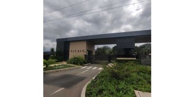 ¡Oportunidad única! Venta de lote en unidad cerrada campestre Alcalá, La Ceja, Antioquia.

 

? Área: 1.314 m²

? Estrato: 5

 

Disfruta de un entorno natural incomparable con senderos y bosque nativo. Esta exclusiva propiedad cuenta con todas las comodidades:

 

? Portería y vías internas pavimentadas.

⚡ Redes de energía y telecomunicaciones.

? Acueducto y alcantarillado.

♻️ Zona de recolección de residuos.

 

¡No dejes pasar esta oportunidad! Para más información, comunícate!!!
