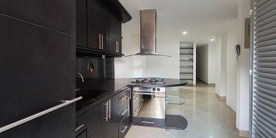 Vive con estilo y comodidad en este apartamento en arriendo ubicado en el exclusivo sector de La Castellana. Con un área de 95 metros cuadrados y estrato 5, este espacio ha sido diseñado para ofrecer amplitud, confort y una excelente calidad de vida.Cuenta con dos habitaciones, cada una con su respectivo clóset y un baño  en la habitación principal.Otro baños completos, sala comedor  con excelente iluminación natural, cocina integral moderna y funcional, y un balcon y un patio donde podrás disfrutar de una vista agradable y un ambiente tranquilo.El apartamento, red de gas natural, calentador, piso en porcelanato y ascensor para mayor comodidad.La ubicación es inmejorable: cerca de la Universidad Adventista, supermercados como La Vaquita y D1, y una gran oferta gastronómica. Además, cuenta con conexión directa a la calle 33 y la avenida 80, en un sector seguro y con un entorno campestre que combina perfectamente la tranquilidad y la cercanía a todo.Raskcielo te invita a conocer este apa