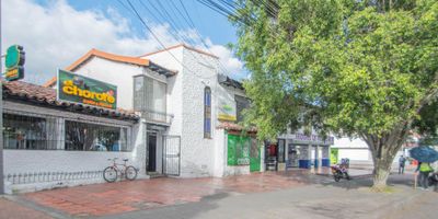 Esta excepcional casa esquinera se encuentra ubicada en el prestigioso sector de Cedritos, con una inmejorable posición sobre la Calle 140. Esta arteria vial clave garantiza una alta visibilidad y fácil acceso, lo que la convierte en un punto de referencia estratégico en el norte de Bogotá, rodeada de comercio, servicios, centros educativos y excelentes vías de transporte.

Doble Potencial de Inversión:

Ideal para Desarrollo de Proyecto:
Con su privilegiada ubicación esquinera, esta propiedad presenta un potencial inigualable para desarrolladores e inversionistas que busquen materializar un proyecto inmobiliario. Consulte la normativa urbanística de la zona para explorar las amplias posibilidades de construcción (residencial o mixto) que maximizarán el valor del lote.

Renta Mensual Asegurada:
Actualmente, la casa se encuentra rentando, lo que ofrece un beneficio inmediato para el inversionista. Adquiera un activo que genera ingresos constantes desde el primer día, proporcionando un flujo de caja mensual estable mientras planifica su futuro desarrollo o simplemente disfruta de una excelente rentabilidad en una de las zonas con mayor demanda de la ciudad.

Características Destacadas:

Ubicación Esquinera: Máxima exposición y versatilidad de accesos.

Sector Cedritos (Calle 140): Una de las áreas más valorizadas y con mayor crecimiento en el norte de Bogotá.

Inversión con Renta: Ingresos garantizados desde el momento de la compra.