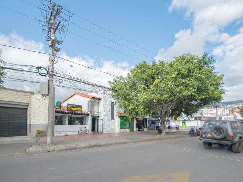 Casa de 11 alcobas en venta en El Contador, Bogotá, 639 m² · foto 3 de 5