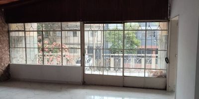 Casa-local en arriendo Medellin, segundo piso de 180 m² ubicada cerca a la estación del metro Estadio, con excelente acceso a transporte público y en zona de alto flujo peatonal y comercial. El inmueble cuenta con cinco habitaciones, cuatro baños, dos patios, cocina integral, balcón y excelente iluminación natural. Espacios amplios, ventilados y funcionales, ideales para vivienda, oficinas o actividad comercial. Ubicación estratégica en el corazón de Medellín.