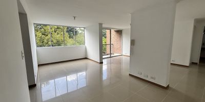 Amplio y moderno apartamento en arriendo
Ubicado en la Calle 54, este espectacular inmueble de 128 mt ofrece una combinación perfecta de espacios amplios, confort y excelente ubicación.

El apartamento cuenta con una distribución funcional y luminosa, ideal para familias o quienes buscan comodidad y estilo:

3 alcobas, dos de ellas con closet empotrado y la principal con vestier privado.

Sala–comedor amplia, con excelente iluminación natural y salida al balcón, perfecto para disfrutar del aire fresco y la vista del entorno.

2 baños modernos.

Cocina integral equipada con red de gas, amplios muebles de almacenamiento y zona de preparación práctica.

Zona de ropas independiente, con ventilación natural.

Cuarto de servicio con baño privado, ideal para personal doméstico o como espacio adicional de almacenamiento.

Calentador a gas.

Pisos en porcelanato, que aportan elegancia y fácil mantenimiento.

Contáctanos y agendamos la cita .