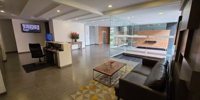 Apartamento Venta en exclusivo sector de chapinero, cuenta con 2.50 m de alto,  dos habitaciones la principal con baño privado, y balcón, sala comedor con balcón y chimenea a gas, cocina integral tipo americano,  excelentes acabados, tiene 2 parqueaderos en linea, 1 deposito. zona tranquila, excelentes zonas sociales como terraza BBQ, salón comunal, gym, terraza con perbola y calentadores de ambiente para pasar un grato agradable y divisar la vista.  es tu hogar ideal. contáctanos