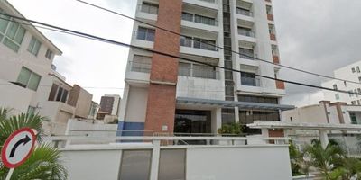 Aparta estudio ubicado en un sector exclusivo al norte de la ciudad de ambiente fresco luz natural durante el día. Cuenta con cocina integral con mesón en granito pulido gabinetes superiores e inferiores, sala comedor, balcón panorámico, la división del baños es en vidrio templado, lado sombra, parqueadero asignado, zona de labores, closet en habitación. El edificio ofrece piscina, vista panorámica exterior, salón social, portería tipo lobby, área de BBQ, zona de juego, para los niño. Es cercano al CC Buenavista 1y 2, plaza del parque, clínica porto azul, autopista al mar, corredor universitario, hotel sonesta, supermercado Makro, ara.