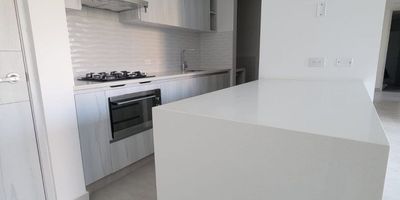Descubre este encantador apartamento ubicado en una de las zonas más exclusivas de la ciudad. Con 3 habitaciones amplias y luminosas, 2 baños modernos y funcionales, y 83 metros cuadrados de espacio bien distribuido, 1 deposito, este hogar es ideal para quienes buscan comodidad y estilo. Además, cuenta con 1 parqueadero para tu conveniencia. Disfruta de una atmósfera acogedora y tranquila en este lugar que pronto podrás llamar hogar. ¡No pierdas la oportunidad de vivir en este maravilloso espacio!