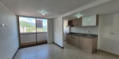 Apartamento disponible para arrendar en Belen, ubicado en el sector de El Rodeo. Cuenta con un área de 57 mts2; piso alto con espectacular vista a la ciudad, consta de salón comedor, balcón, 2 alcobas; cada una con closet, 2 baños completos con cabina en vidrio templado, cocina integral, red de gas, zona de ropas, calentador, piso en cerámica, parqueadero con cuarto útil. Unidad cerrada con portería 24 horas, ascensor, parqueadero para visitantes, piscina, juegos infantiles, canchas, salón social, zona verde. Se encuentra cerca al Mall Comercial de Arboleda del Rodeo, al D1, Droguería Pasteur, cajero de Bancolombia y un fruver.