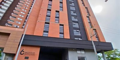 Arriendo Consultorio en sandiego  cerca a centros comerciales, tiendas de cadena, hospitales, iglesias, restaurantes, vías principales, acceso de rutas de transporte, cerca a estaciones del metro y servicios complementarios del sector. Piso en baldosa, 2 espacios, 1 baño, cocineta, cableado de red, techo cielo raso, aire acondicionado central, área de recepción, área de procedimientos y parqueadero cubierto. Cuenta con ascensor, vigilancia y portería 24 horas, circuito cerrado de TV, parking sin costo, bahía de parqueo, baños comunales.