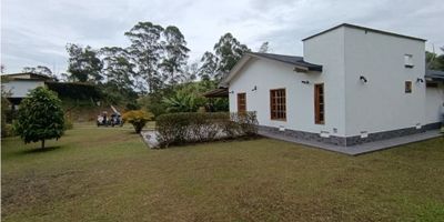 Casa campestre de 100 mt aprx. construidos y un area total de 1500 mt. Cueta con 2 habitaciones, estudio, sala comedor, cocina semi integral, amplios corredores, decks, 2 kioskos, arboles frutales, portada electrica, zona tranquila y segura, Buen vecindario.
