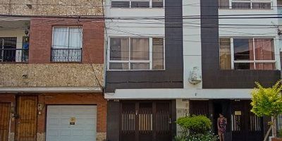 Agradable apartamento ubicado en el sector de Belen miravalle, en la calle 32, piso 3, tiene un área de 65 metros aproximadamente. El inmueble cuenta con: 3 alcobas, 2 baños cabinados, 2 closets, sala-comedor, cocina integral con red de gas, y piso en cerámica
Los datos de los inmuebles promocionados en la página web están sujetos a cambio y verificación de disponibilidad.