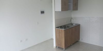 LA SUCURSAL EQUIPO INMOBILIARIA  VENDE  APARTAMENTO BRISAS DE BUENAVISTA 
Apartamento en obra blanca – Brisas de Buenavista, Jamundí
Estrato 3 | Piso 9 | Área construida 50.60 m² (privada 49 m²) | Precio: $160.000.000 negociables
Administración: $170.000 aprox. (mientras se entregan las torres)Precio constructora en obra gris: $175.392.000Conjunto cerrado de 3 torres de 10 pisos (240 aptos), ubicado en el km 1 vía Potrerito, a 5 min del Hospital Piloto. Vista panorámica a los Farallones de Cali. Distribución: sala-comedor, 2 habitaciones, espacio múltiple (habitación o estudio), balcón, cocina abierta, baño principal y social con acabados, parqueadero doble propio para carro y moto Zonas comunes: piscina para adultos y niños, juegos infantiles, zona pet, salón social, senderos ecológicos, planta eléctrica para áreas comunes, cancha múltiple, zona fitness, shut de basuras y bicicletero. Cerca de avenidas principales, transporte público, parques, zonas verdes, supermercados y droguerías.